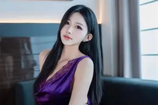 南通网友爆料：一车辆四脚朝天！围着一堆吃瓜群众……